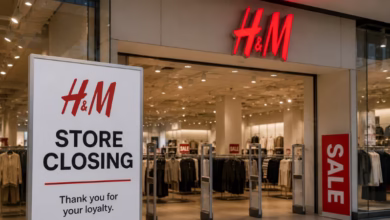 فروشگاه برند H&M در یکی از مراکز خرید، نمادی از برنامه این شرکت برای تعطیلی شعب و بازنگری شبکه خرده‌فروشی در سال ۲۰۲۶.